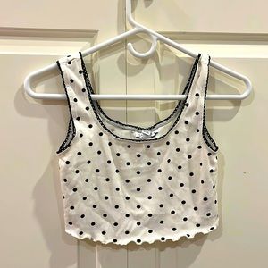 Cropped tank top with black polka dots and frilled edges